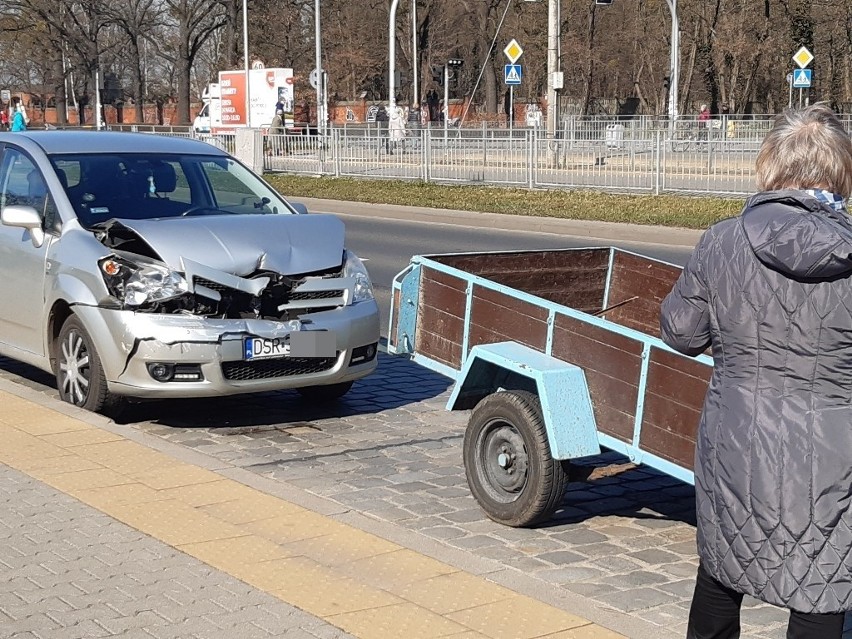 Wrocław: wypadek na Lotniczej. Kobieta wjechała w przyczepę samochodową