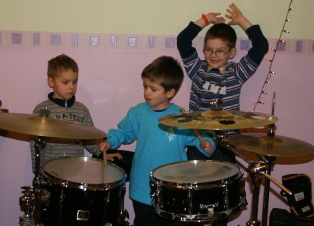 Muzyczne Centrum Innowacyjne w Oleśnie. Na perkusji gra 5-letni Sebastian Leśniak.