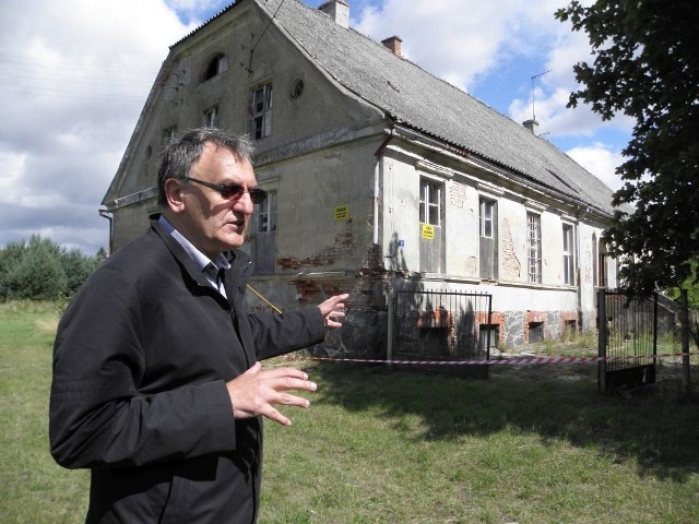 Janusz Kochanowski pokazuje miejsce, gdzie chce stworzyć muzeum.