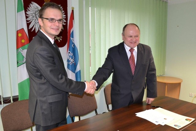 Starosta stalowowolski Robert Fila oraz starosta bełchatowski Szczepan Chrzęst po podpisaniu umowy o współpracy.