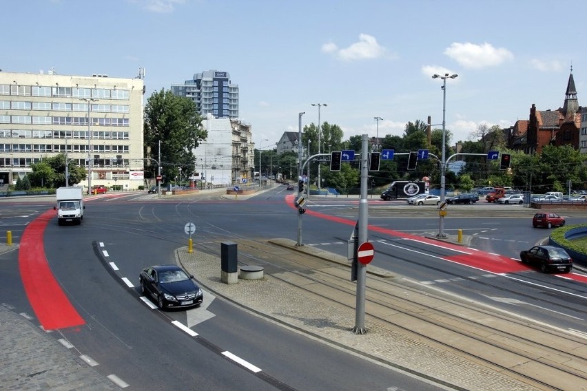 Wrocław: Pasy dla rowerzystów na pl. Jana Pawła II. Kierowcy mają węższą drogę (FOTO)