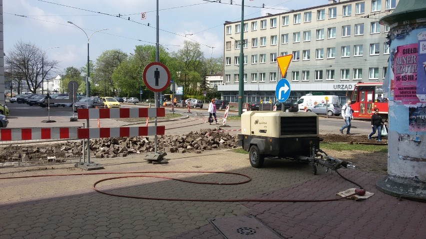 Sosnowiec: zwężenie na wylocie ul. Małachowskiego. Remontują tory [ZDJĘCIA]