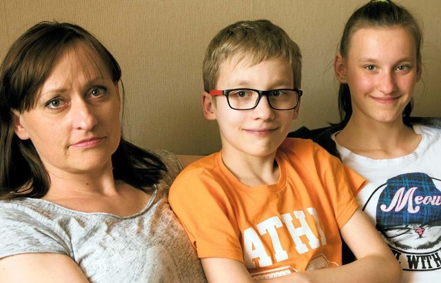 Michał Łukawski i jego mama Iwona mają nadzieję, że nastolatek w końcu będzie mógł  tak jak jego siostra bliźniaczka Amelia (z prawej) uprawiać sport i cieszyć się życiem