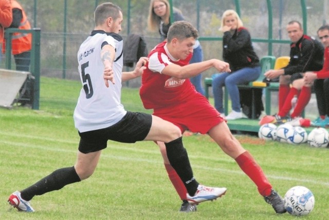 Robert Radek (z prawej) z GKS Rudki ustrzelił hat tricka w zwycięskim 3:1 meczu z Alitem Ożarów.