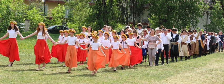 Święto Konstytucji 3 Maja w Bliżynie. 67 par zatańczyło poloneza [ZDJĘCIA]  