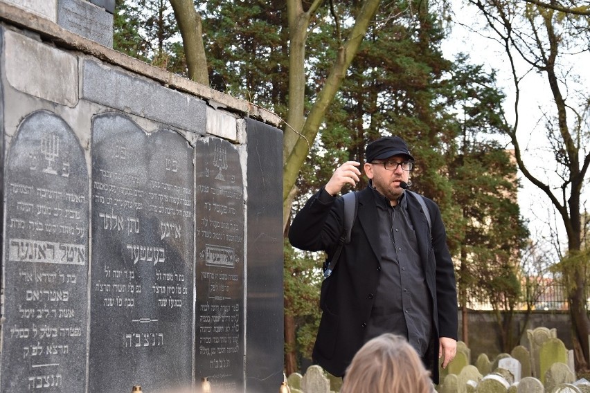 Niezwykła lekcja historii 1 listopada z dr Jackiem Proszykiem na zabytkowym cmentarzu żydowskim w Oświęcimiu [ZDJĘCIA]