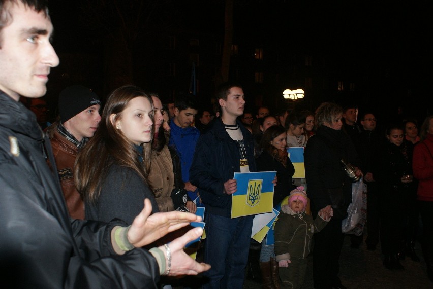 Uczestnicy spotkania przed WSB solidaryzują się z narodem...