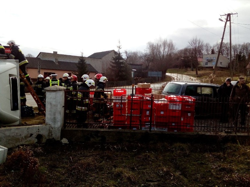 Kraksa na głównym skrzyżowaniu w Bodzentynie. Dwie osoby ranne (ZDJĘCIA)