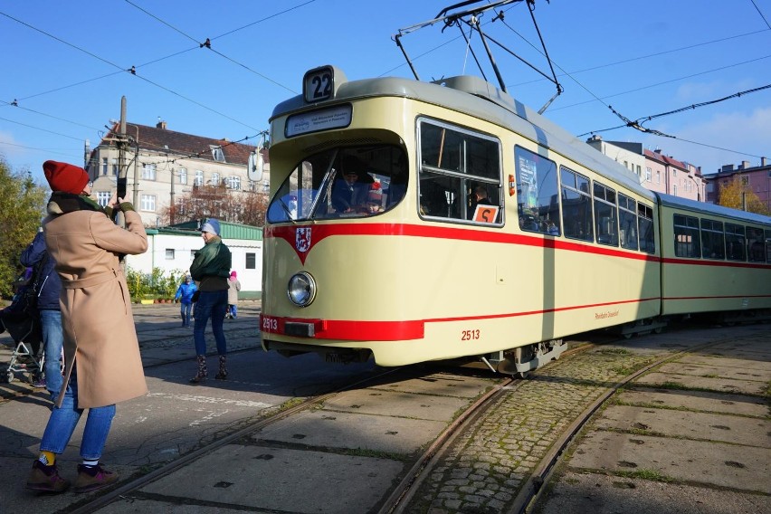 "Bardzo proszę aby tramwaje o nazwie Helmut dalej jeździły,...