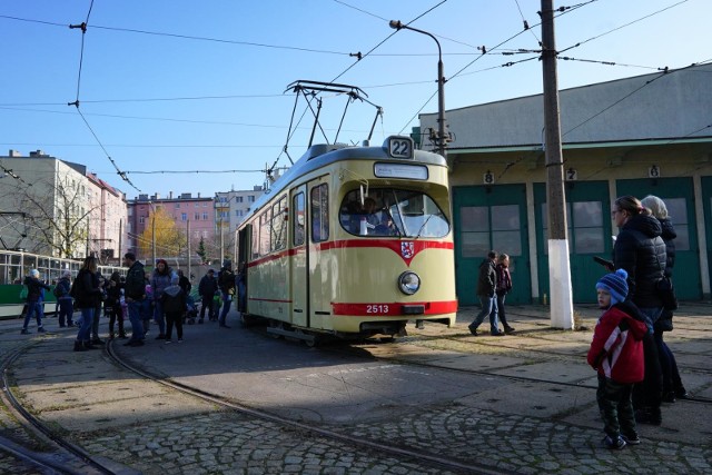 "Bardzo proszę aby tramwaje o nazwie Helmut dalej jeździły, dlatego, że są legendarne i fajne. Można siedzieć razem z mamą lub tatą, bo mają podwójne siedzenia" - list o takiej treści w niedzielę w zajezdni przy ul. Madalińskiego pozostawił mały poznaniak Bartek Nowakowski.