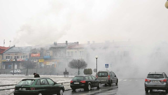 Proszowicki Rynek zasnuty dymem z  kotłowni.