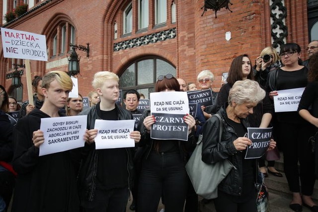 W najbliższy poniedziałek o godz. 17 pod słupskim ratuszem środowiska kobiece organizują kolejny czarny protest przeciwko planom zaostrzenia przepisów aborcyjnych.