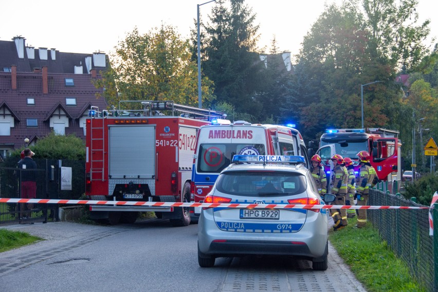 Wypadek motocyklisty w Zakopanem. Kierowca motocykla nie zwolnił przed progiem. Wywrócił się i mocno poobijał