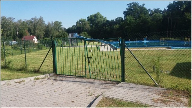 Pięciu wandali zniszczyło otoczenie basenu gminnego w Krupskim Młynie