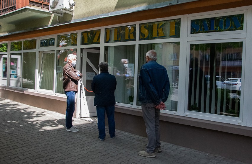 Fryzjerzy wreszcie wrócili do pracy. Przed salonami w Tarnobrzegu ustawiają się kolejki [ZDJĘCIA] 