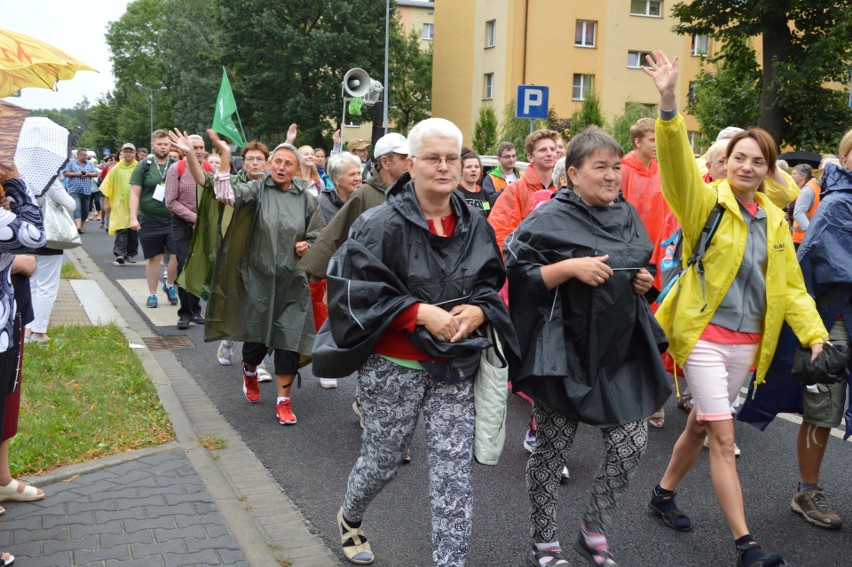 Oświęcim. Pielgrzymi w drodze na Jasną Górę [ZDJĘCIA, WIDEO]