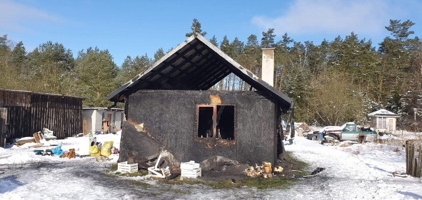 Ogień strawił dom w Uniemyślu. Trwa zbiórka pieniędzy dla poszkodowanych