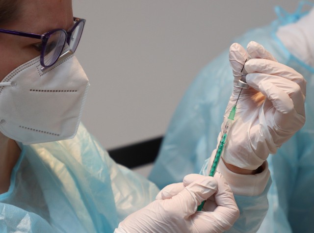 Pierwszą szczepionkę przeciwko COVID-19 podano pod koniec grudnia 2020 r.