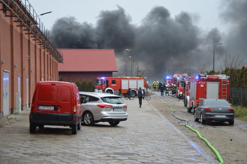 Duży pożar na nielegalnym złomowisku w Lęborku 7.04.2022. Na miejscu 14 zastępów straży pożarnej. Wstrzymany ruch pociągów
