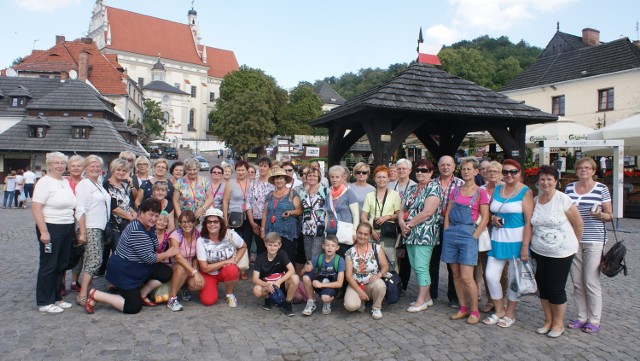 Pamiątkowe zdjęcie przy studni w Kazimierzu Dolnym. To miasto każdemu się podobało. Była chwila, by usiąść w kawiarence na rynku i wypić sobie kawkę. Można było poczuć atmosferę miasta.