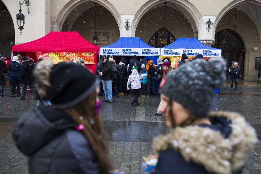 WOŚP w Krakowie. Zobaczcie jak kwestują wolontariusze