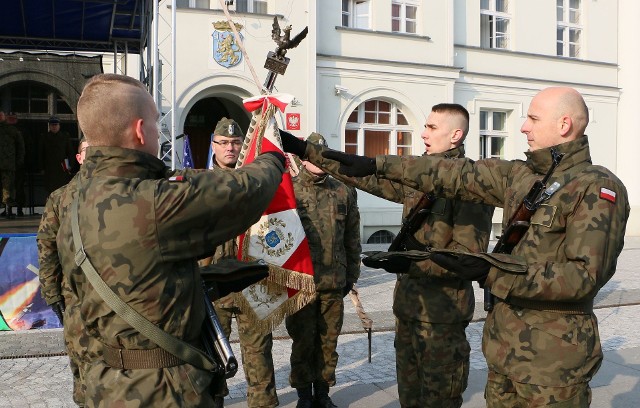 W piątek, 10 lutego, w Skwierzynie odbyła się przysięga żołnierzy 35. dywizjonu rakietowego Obrony Powietrznej. Uroczystość odbyła się na rynku przed ratuszem w asyście wojskowej orkiestry z Poznania. Ślubowanie złożyli żołnierze, którzy w styczniu bieżącego roku rozpoczęli w tej jednostce szkolenie przygotowawcze. Najlepsi z nich zostali wyróżnieni przez dowódcę dywizjonu podpułkownika Dariusza Stróżewskiego, na koniec wszystkie pododdziały wzięły udział w defiladzie. W niedzielę, 12 lutego, na rynku w Skwierzynie odbędzie się piknik wojskowy pod hasłem Bezpieczna Polska. Od godziny 11.00 do 14.00 mieszkańcy będą tam mogli zobaczyć m.in. sprzęt wojskowy oraz skosztować grochówki. W pikniku wezmą udział także amerykańscy żołnierze, którzy stacjonują od kilku tygodni w tym mieście.  Relacja i zdjęcia z przysięgi oraz militarnego pikniku w najbliższa środę, 15 lutego, w tygodniku „Głos Międzyrzecza i Skwierzyny”. 