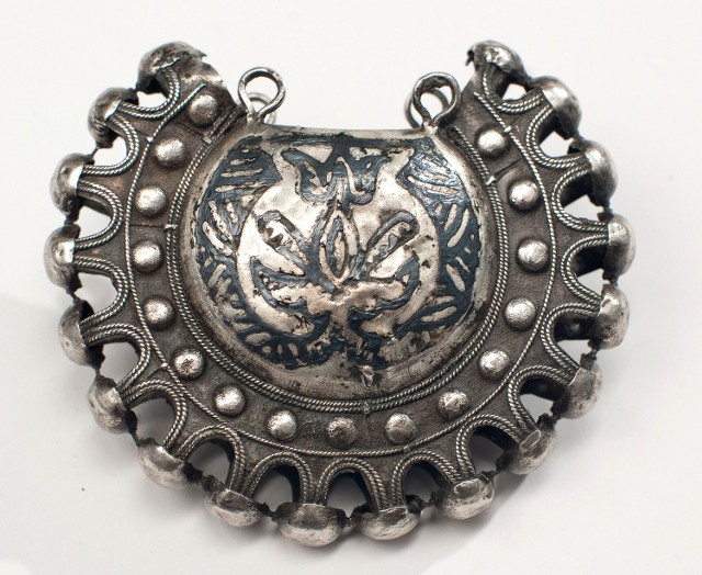 Na zdjęciach: srebrna biżuteria ze skarbu: bransoleta mankietowata i kołt &#8211; ozdoba w kształcie kapsuły zawierającej wonności, mocowane do nakrycia głowy), XIII/XIV w.,