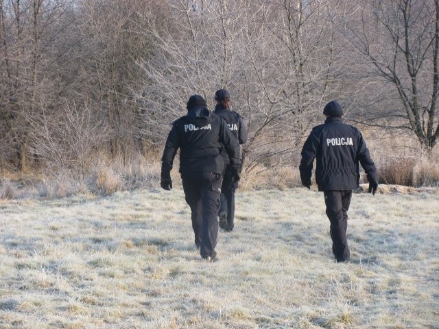 Policjanci w trakcie poszukiwań nastolatki w Stalowej Woli.