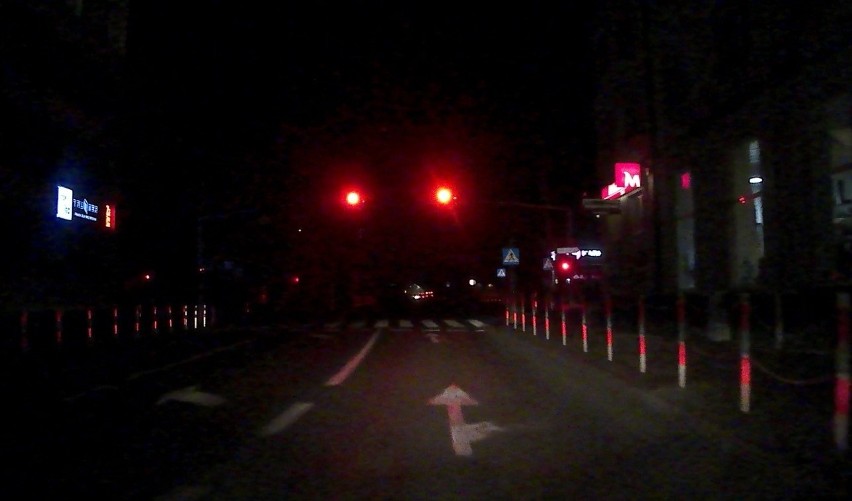 Ulice Opola toną w mroku. Na zdjęciu: skrzyżowanie 1 Maja z...
