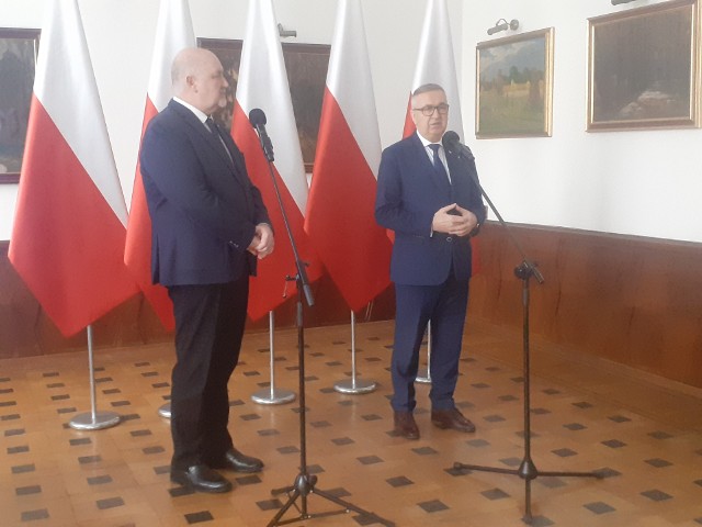 W spotkaniu z przedstawicielami mediów wzięli udział sekretarz stanu w Ministerstwie Rodziny i Polityki Społecznej Stanisław Szwed oraz wicewojewoda śląski Jan Chrząszcz.