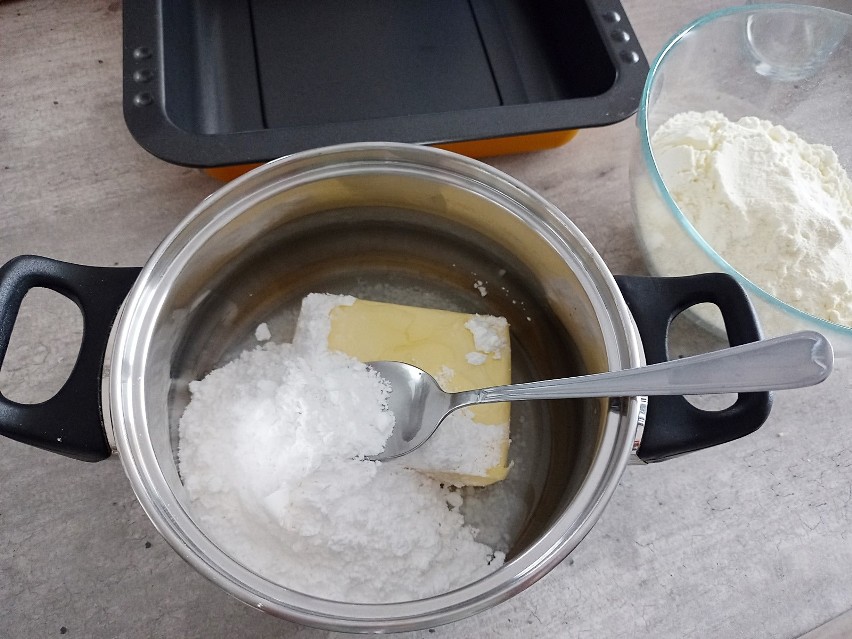 W garnuszku rozpuść masło z cukrem pudrem i odrobiną wody....