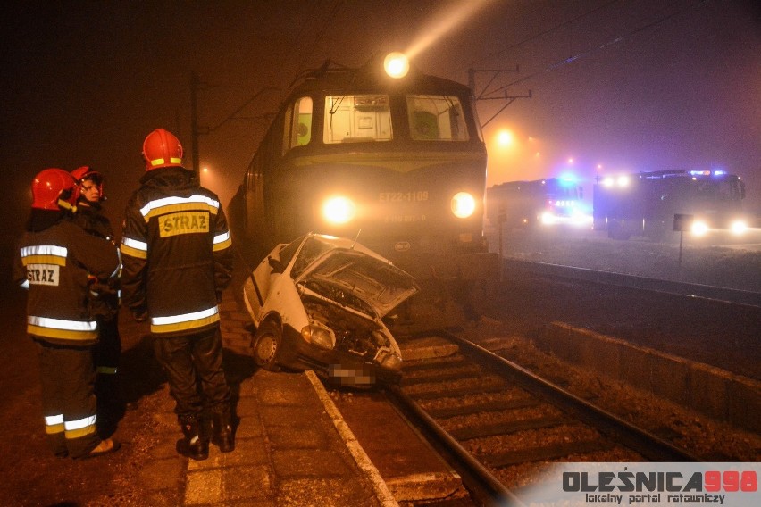 Wypadek pod Oleśnicą. Pociąg zmiażdżył auto osobowe (ZDJĘCIA)