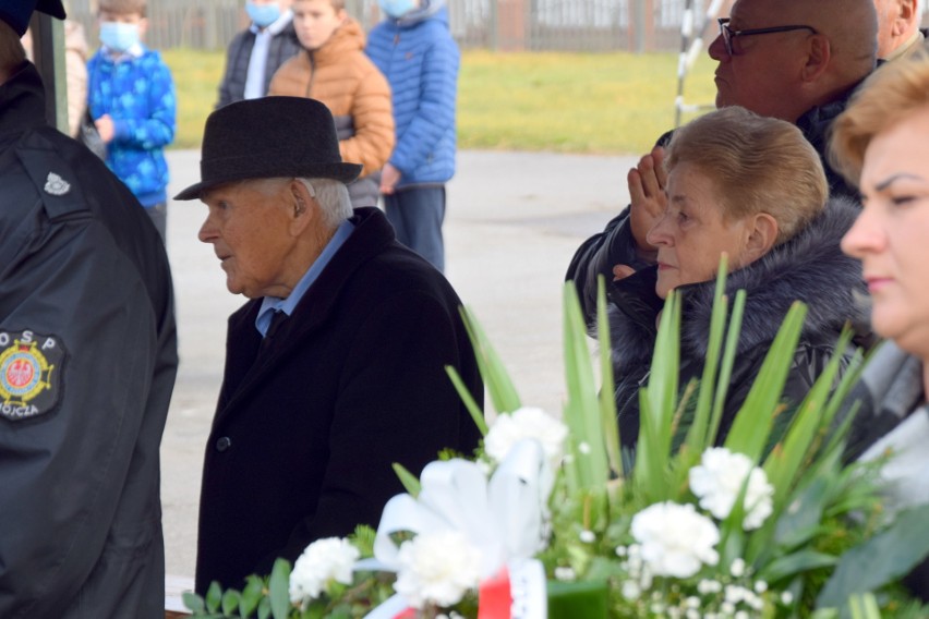 Przed Szkołą Podstawą w Mójczy, w gminie Daleszyce, odsłonięto popiersie tragicznie zmarłego generała, Tadeusza Buka (WIDEO, ZDJĘCIA)