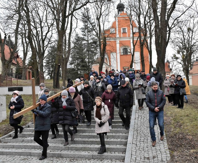 W Wielki Post wierni mają okazję uczestniczyć co piątek w Drogach Krzyżowych na Kalwarii Pakoskiej