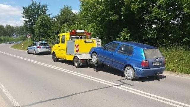 Volkswagen golf pijanego kierowcy trzeba było odholować na policyjny parking.