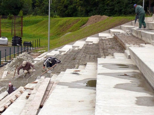 Po raz czwarty robotnicy skuwają betonowe trybuny stadiony w Stalowej Woli.