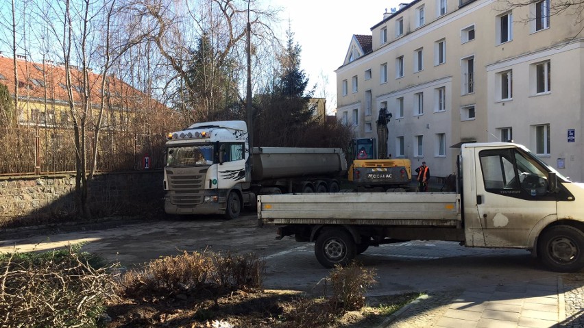 Remont ul. Necla się zaczął jednak mieszkańcy nie składają broni. "To budowanie miejsc parkingowych kosztem terenów zielonych"