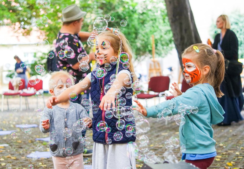 Wiosenny festyn w Poznaniu: „Spotkajmy się na Mostowej”. Dobrosąsiedzka siła z Poznania organizuje atrakcje dla rodzin z dziećmi