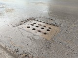 Dziurawe drogi to prawdziwa plaga w aglomeracji śląskiej – kto odpowiada za uszkodzenia samochodu? Do kogo zgłaszać się po odszkodowanie?