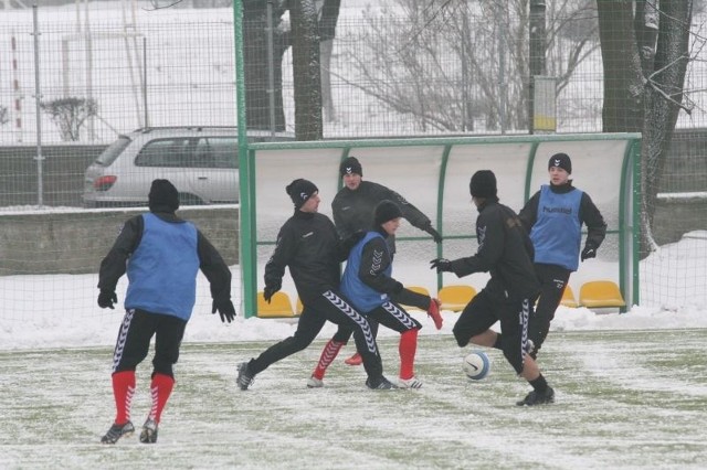 Zamiast sparingów w Bełchatowie piłkarze Korony będą mieli w sobotę wewnętrzną gierkę na boisku ze sztuczną nawierzchnią w Kielcach.