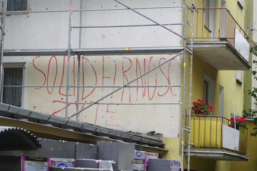 "Solidarność żyje". Przy okazji termomodernizacji bloku przy Wajdeloty 20 odkryli napis z lat 80 -tych