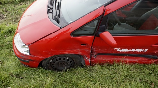 Kolizja na trasie do Ustki. Samochód zjechał na przeciwległy pas ruchu