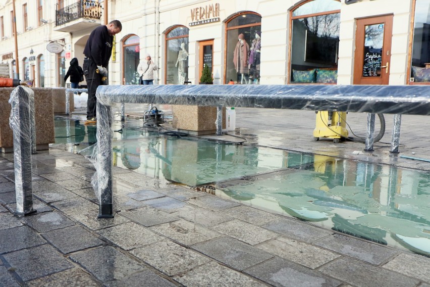 Lublin. Przy "oknie czasu" na deptaku pojawiło się ogrodzenie ze stalowymi barierkami