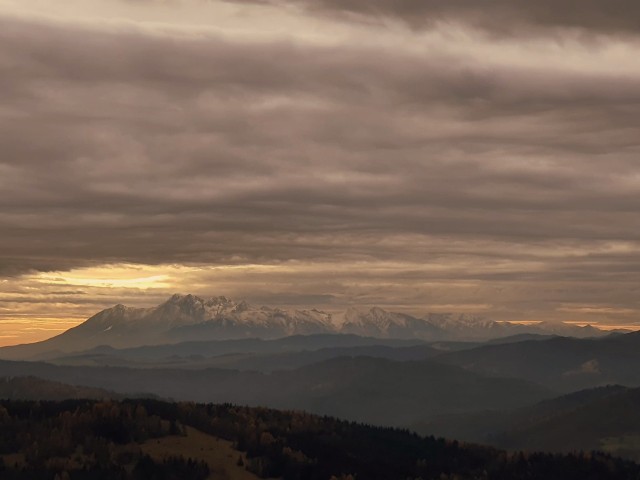 Tam jest już śnieg! Ośnieżone g&oacute;rskie pasma i stoki