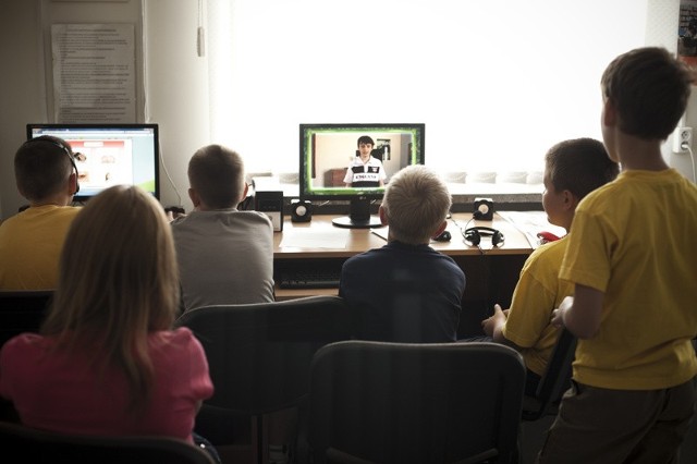 Funenglish.pl to nie tylko nauka, ale też dobra zabawa. Dzieci grają, oglądają filmy. Na zdjęciu zajęcia w wasilkowskiej bibliotece.