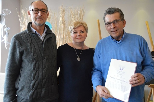 Od lewej Peter Mesu, wiceprezeska TPH Mariola Henszke i Albert Menheere, prezes fundacji Kienkeurig w Waalwijk