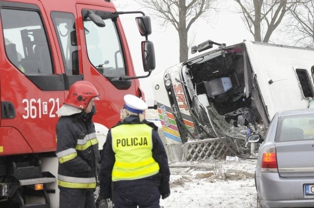 Prokuratura Okręgowa we Włocławku wszczęła śledztwo w sprawie spowodowania katastrofy w ruchu lądowym. Chodzi o wypadek autokarowy na krajowej "jedynce&#8221;, do którego doszło na granicy dwóch wsi Kaźmierzewa i Mikanowa.