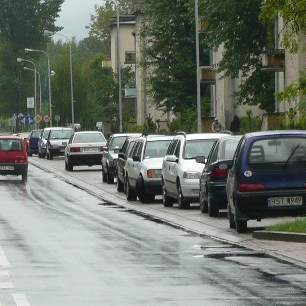 Miasto tworzy nowe parkingi takie jak ten przy okazji modernizacji ulic. To jednak wciąż jest tylko kropla w morzu potrzeb