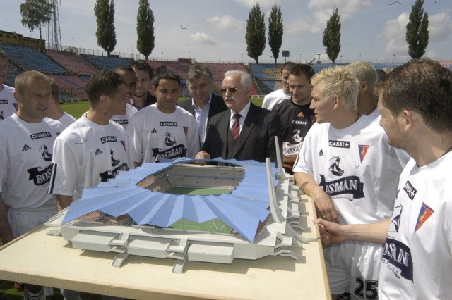 Pomysłów na rozbudowę stadionu Pogoni było mnóstwo. Może teraz uda się wreszcie zaproponować rozwiązanie satysfakcjonujące miasto, kibiców i klub.