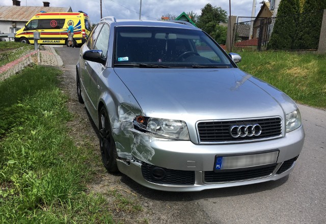 Do wypadku doszło w sobotę około godz. 14, na ul. Węgierskiej w Przemyślu.- 44-letni kierujący audi A6 jadąc do centrum miasta, w trakcie manewru wyprzedzania, zahaczył o jadące w tym samym kierunku audi A4 kierowane przez 31-latka. Audi A6 obróciło się i uderzyło w barierę energochłonną – powiedziała sierż. szt. Marta Fac z KMP w Przemyślu.44-letni mieszkaniec Jarosławia miał w organizmie 2 promile alkoholu. Kierował wbrew decyzji o cofnięciu uprawnień. Jego 73-letni pasażer także był pijany.Audi A4 podróżował 31-letni przemyślanin z roczną córką. Dziewczynka przebywa w szpitalu na badaniach.44-latek odpowie przed sądem.